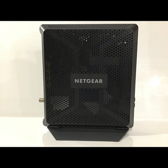 NETGEAR Nighthawk DOCSIS 3.0 1.9Gbps Two-in-one Cable Modem + WiFi Router C7000 - Picture 1 of 6